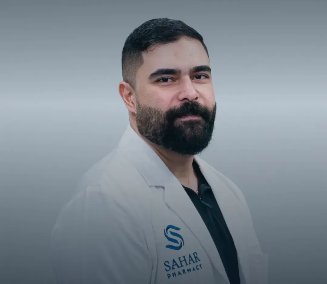 الدكتور أحمد النعيمي بمعطف صيدلية سحر